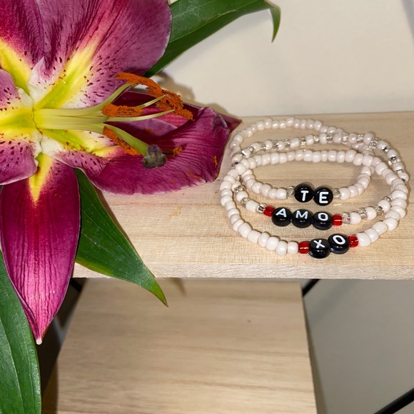 Handmade TE AMO XO Alphabet Glass Beaded Bracelet - Picture 4 of 6